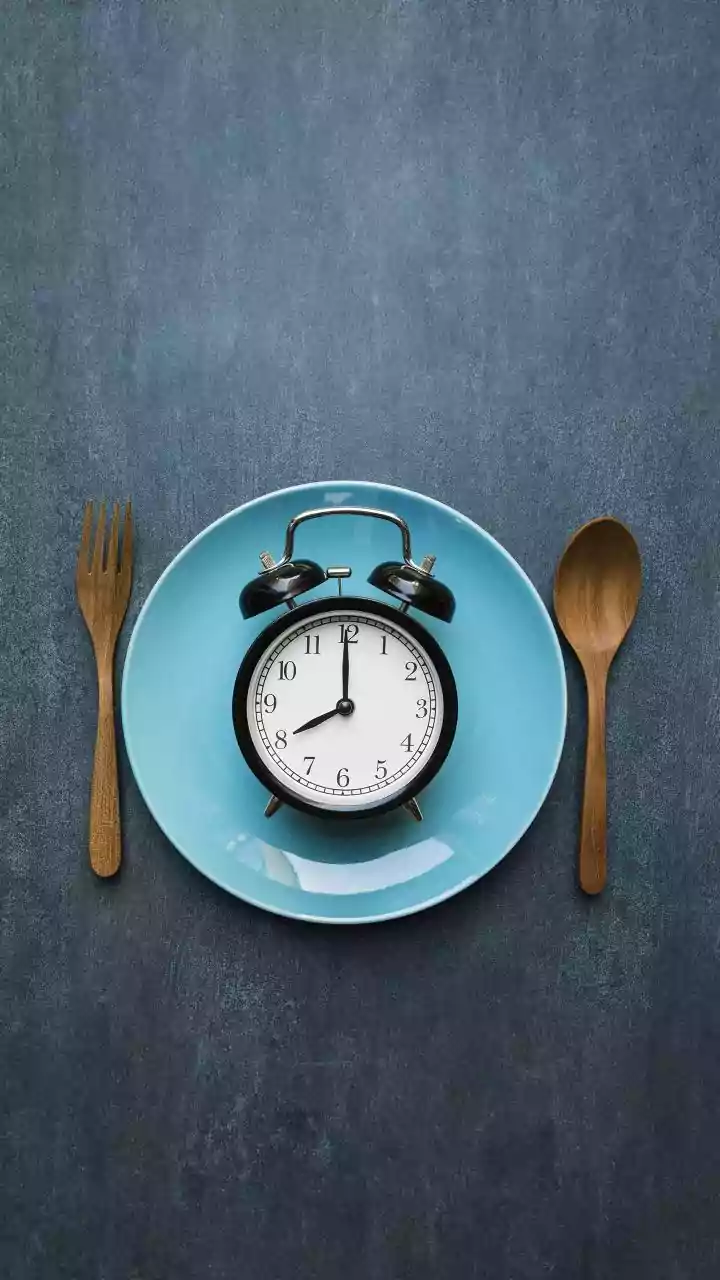 Comer tarde atrapalha o sono? O que observar no jantar e nos lanches noturnos