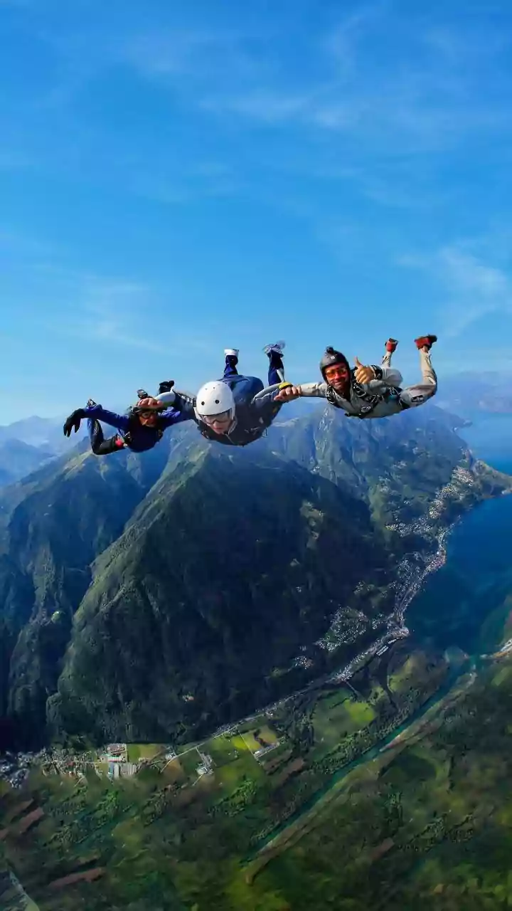 Akshay Kumar Makes Twinkle Khanna Do Adventurous Parachute Jump From Mountain | WATCH