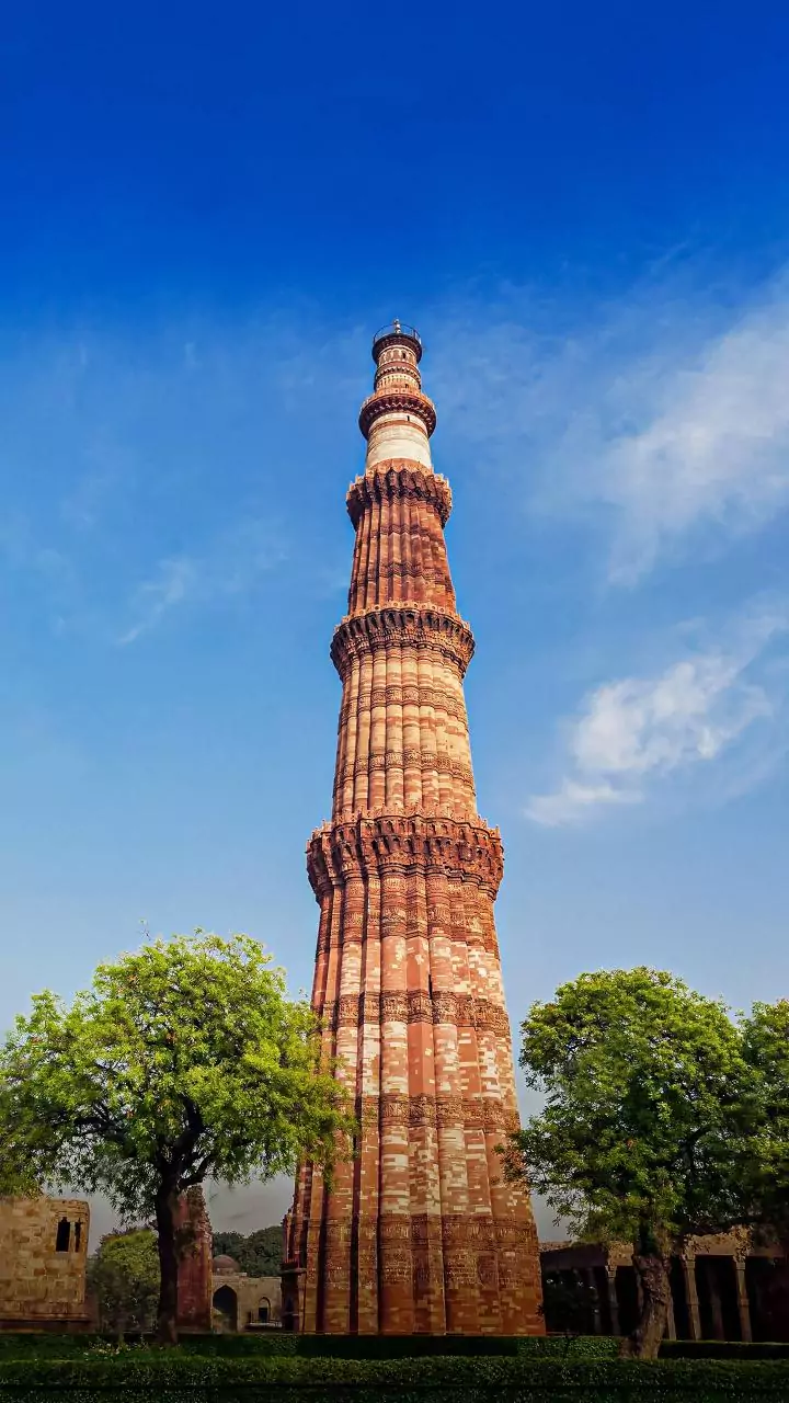 Delhi's air quality hits new low, AQI crosses 700