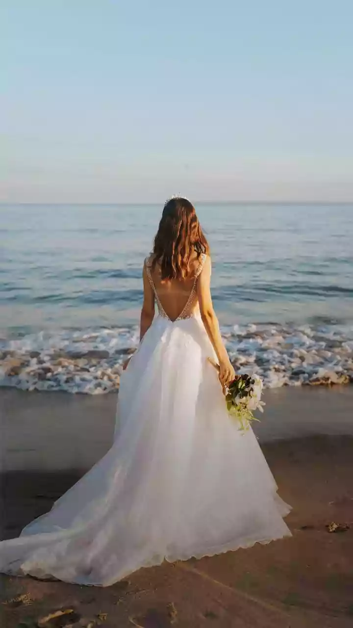 Beach Wedding Attire Guide: Tips for Choosing the Ideal Outfit for Your Special Day by the Sea