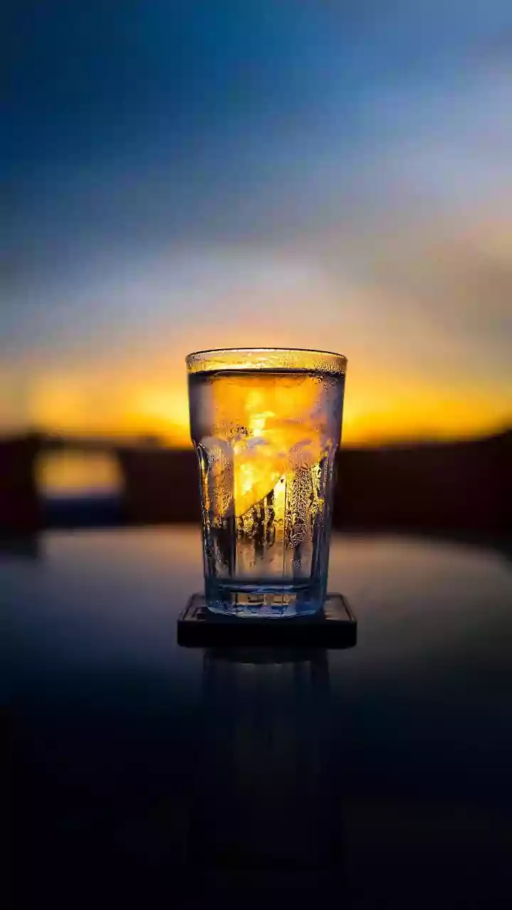 Álcool pode piorar crises de hemorroida? Especialista explica relação