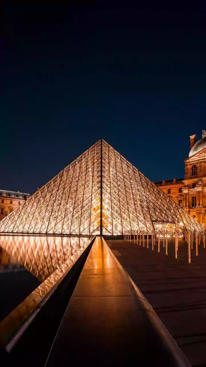 France's culture minister reports robbery at Louvre Museum
