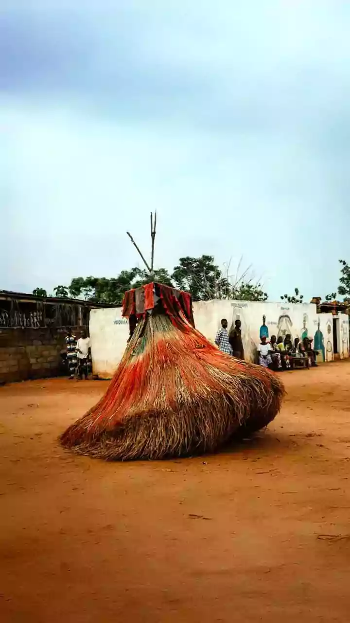Conheça a tradição iorubá dos zangbetos, na África Ocidental