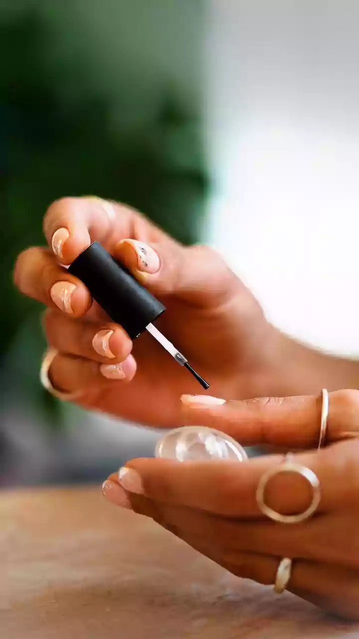 18 esmaltes que deixam suas unhas com aparência “limpa” e elegante