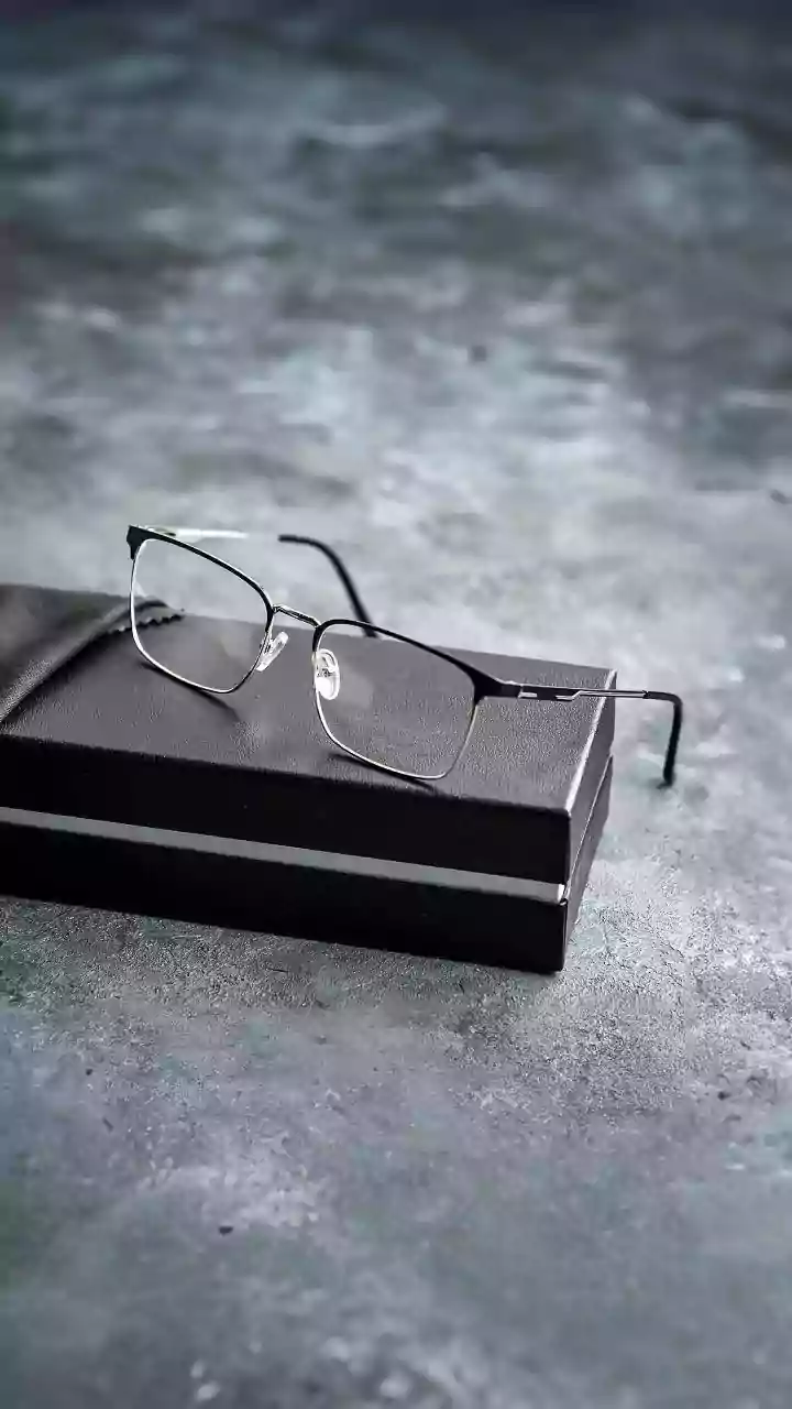 Sem álcool e sem papel toalha: a maneira correta de limpar as lentes dos óculos