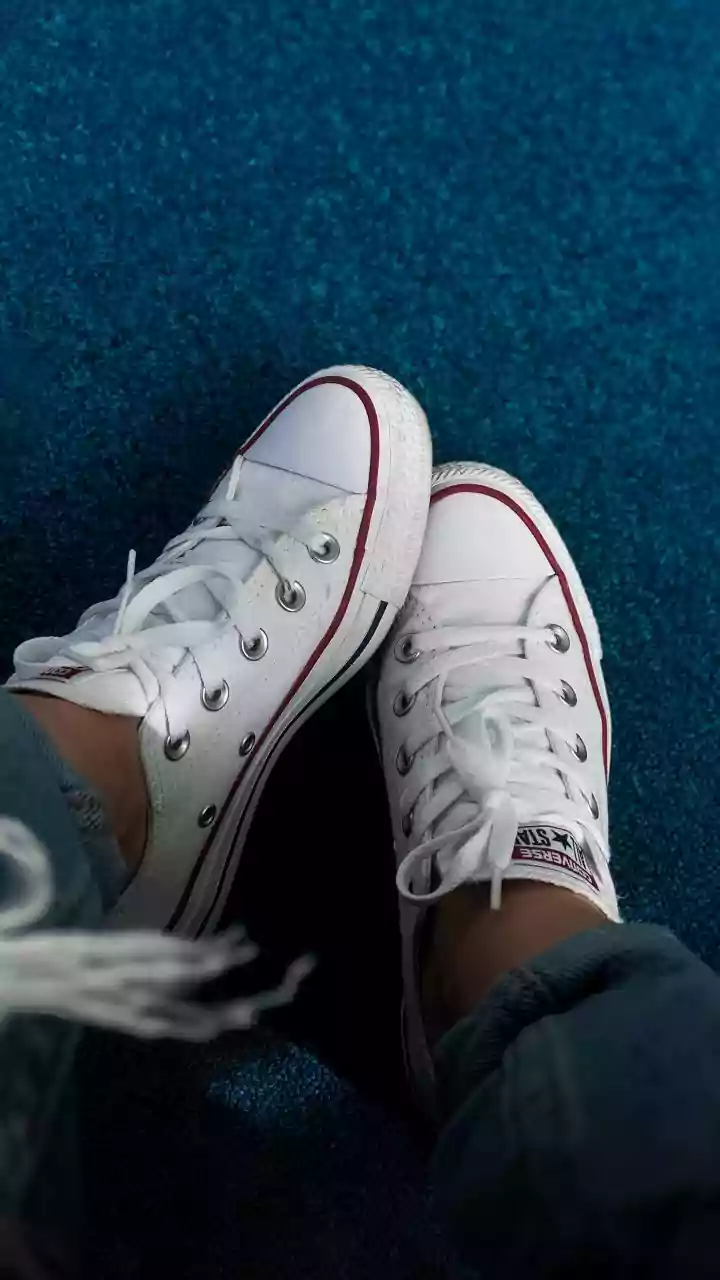 7 looks com All Star branco que funcionam até no escritório