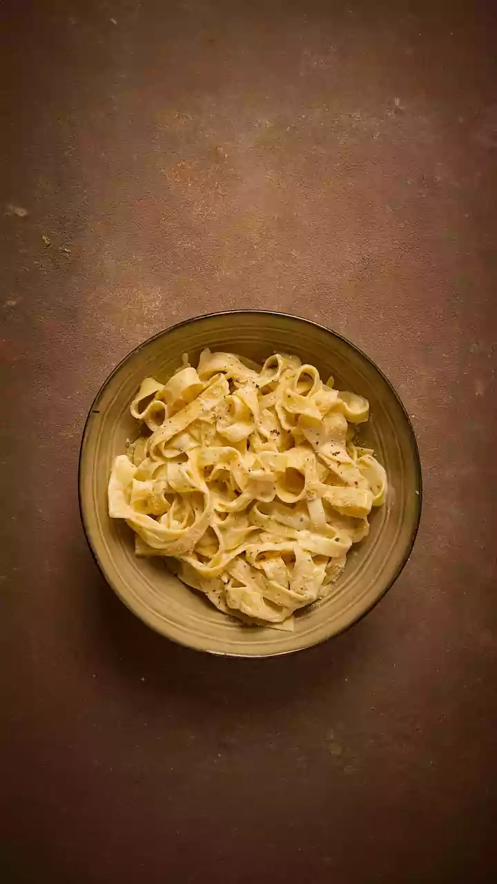 O macarrão não é mais cozido em água à parte. O novo método é muito mais prático