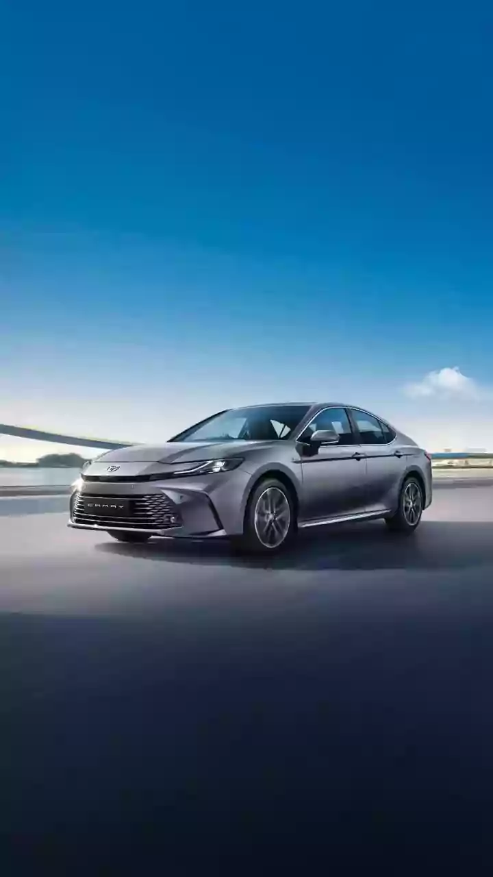 Toyota cria Camry com dois motores a combustão, sete cilindros e 700 cv