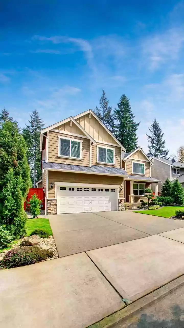 Garage Door Color Mistakes: 5 Hues Designers Advise Against for Ultimate Curb Appeal