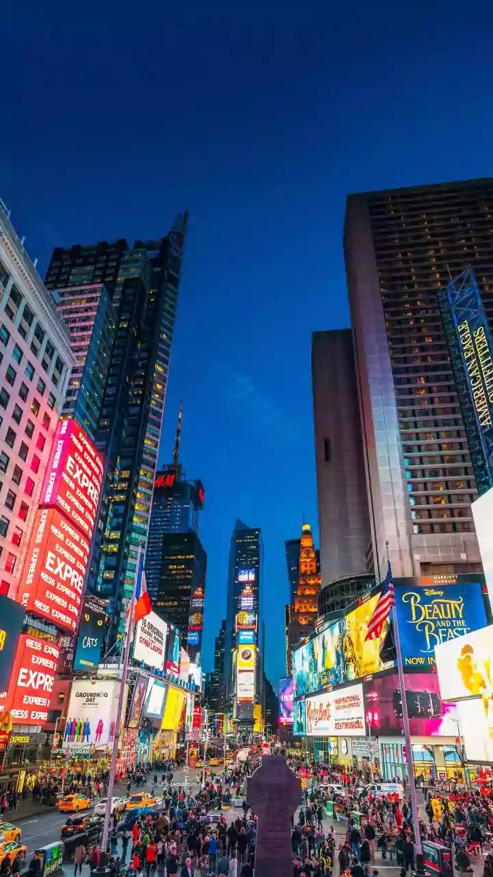 Vídeo mostra momento em que tiros são ouvidos na Times Square, em NY.Vejavídeo
