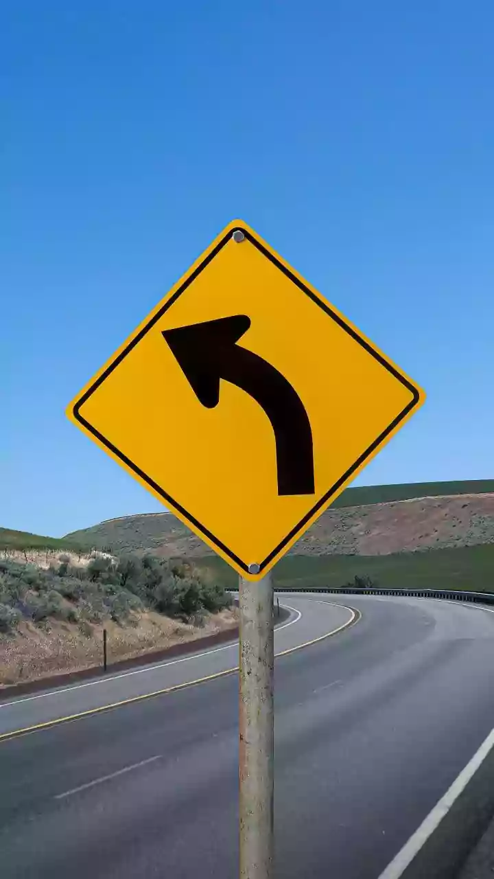 Placa de trânsito em descida pode salvar sua vida! Entenda o significado