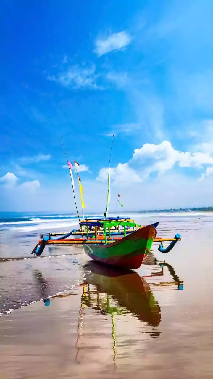 Fishing Canoe Capsizes Near Baina Beach Amid Rough Seas
