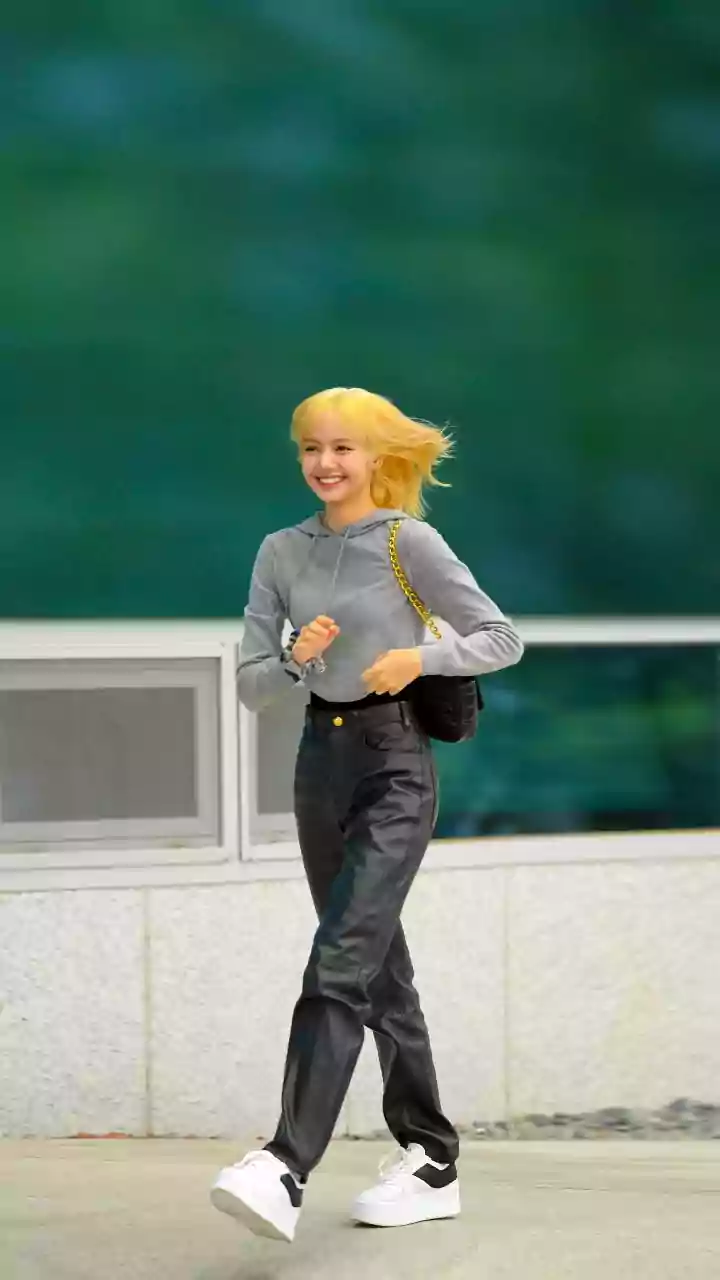 How To Build Stamina As A Desk Worker Using Zone-2 Brisk Walking