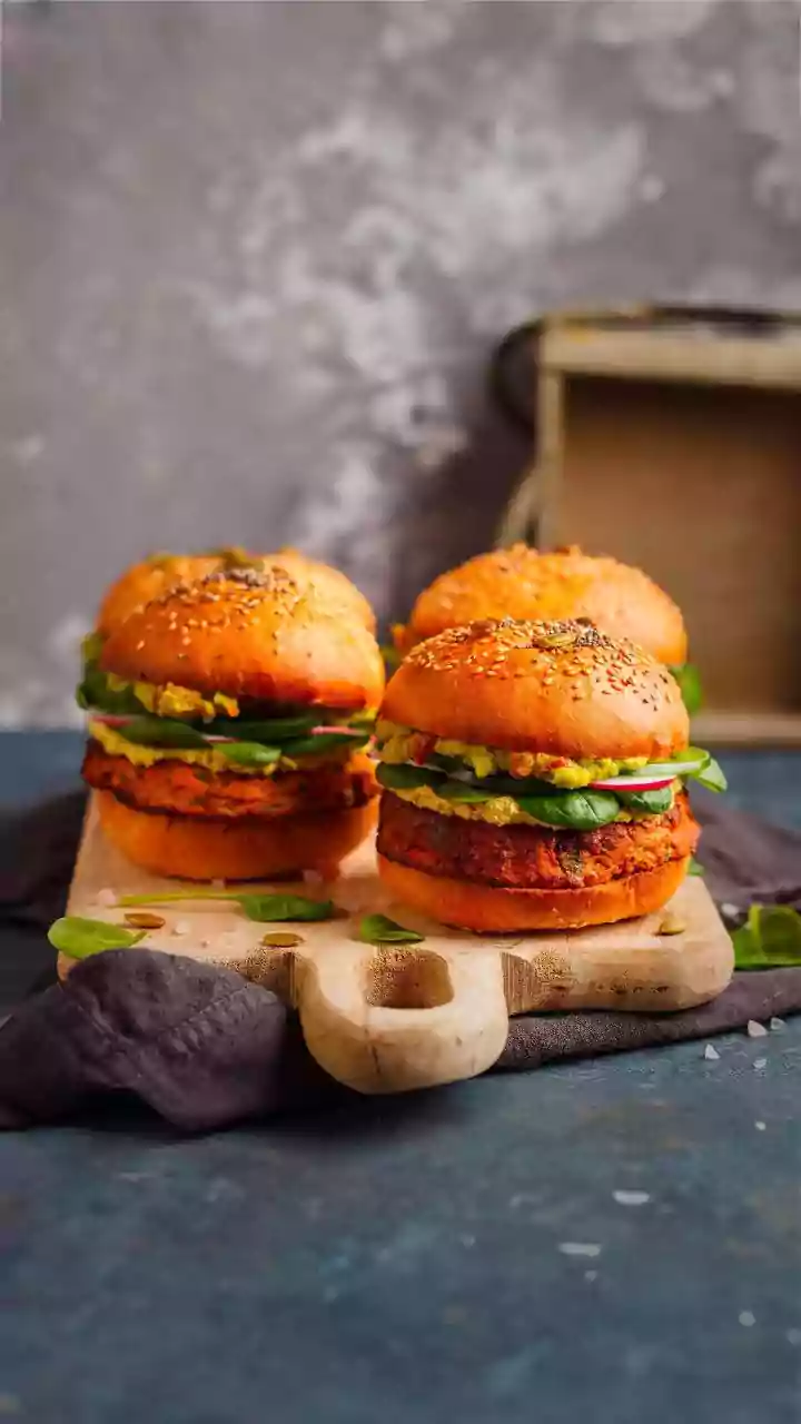 Camp Burger King’s Creepy Surprise, Cockroach In Burger Goes Viral
