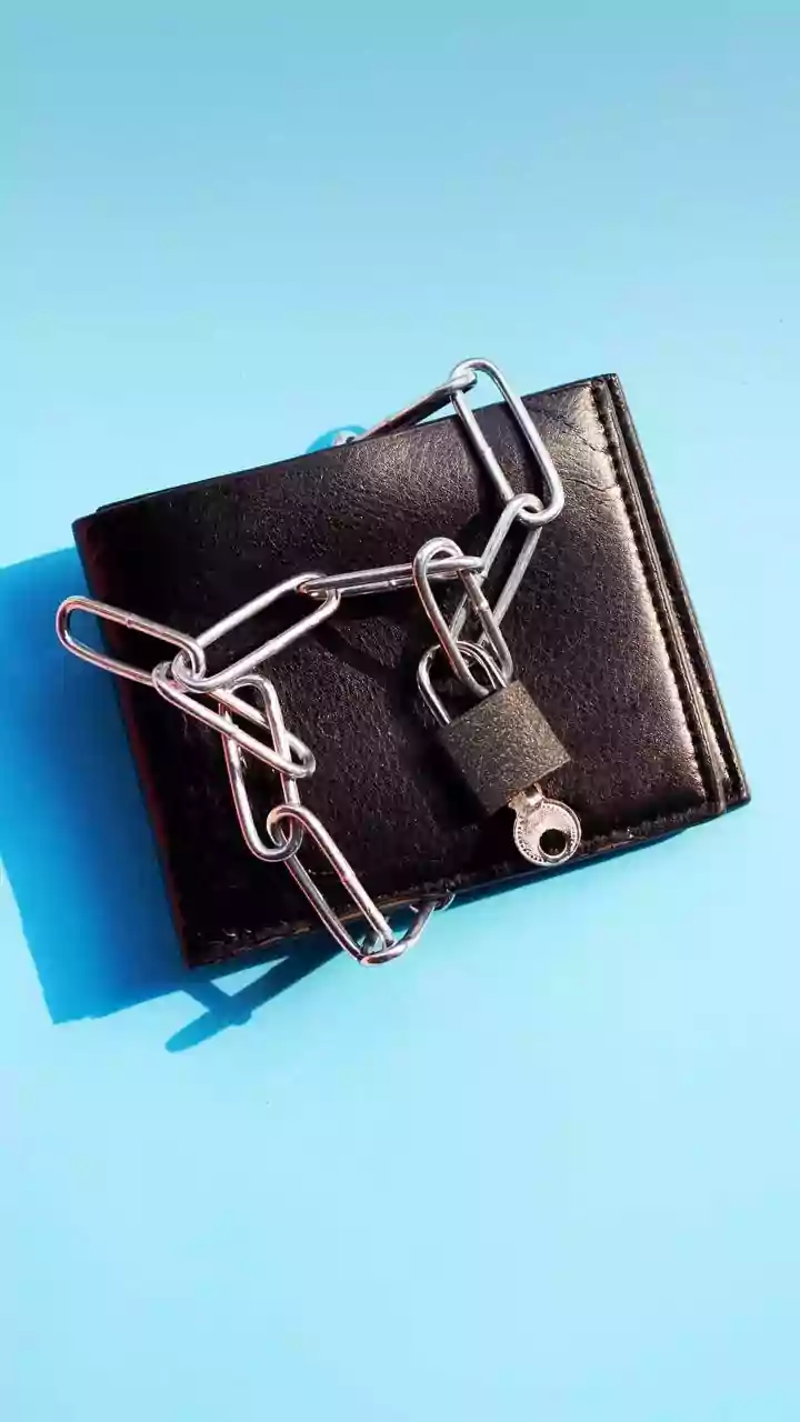 Secure Your Travels: 4 Essential Anti-Pickpocketing Gear for Global Adventurers