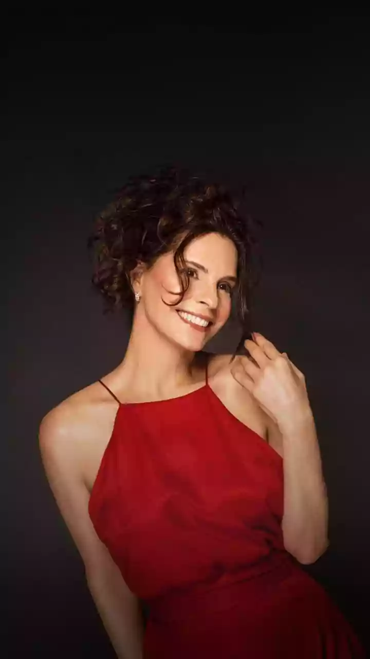 Atriz Helena Ranaldi tem namorado 8 anos mais novo e não faz novelas desde 2014