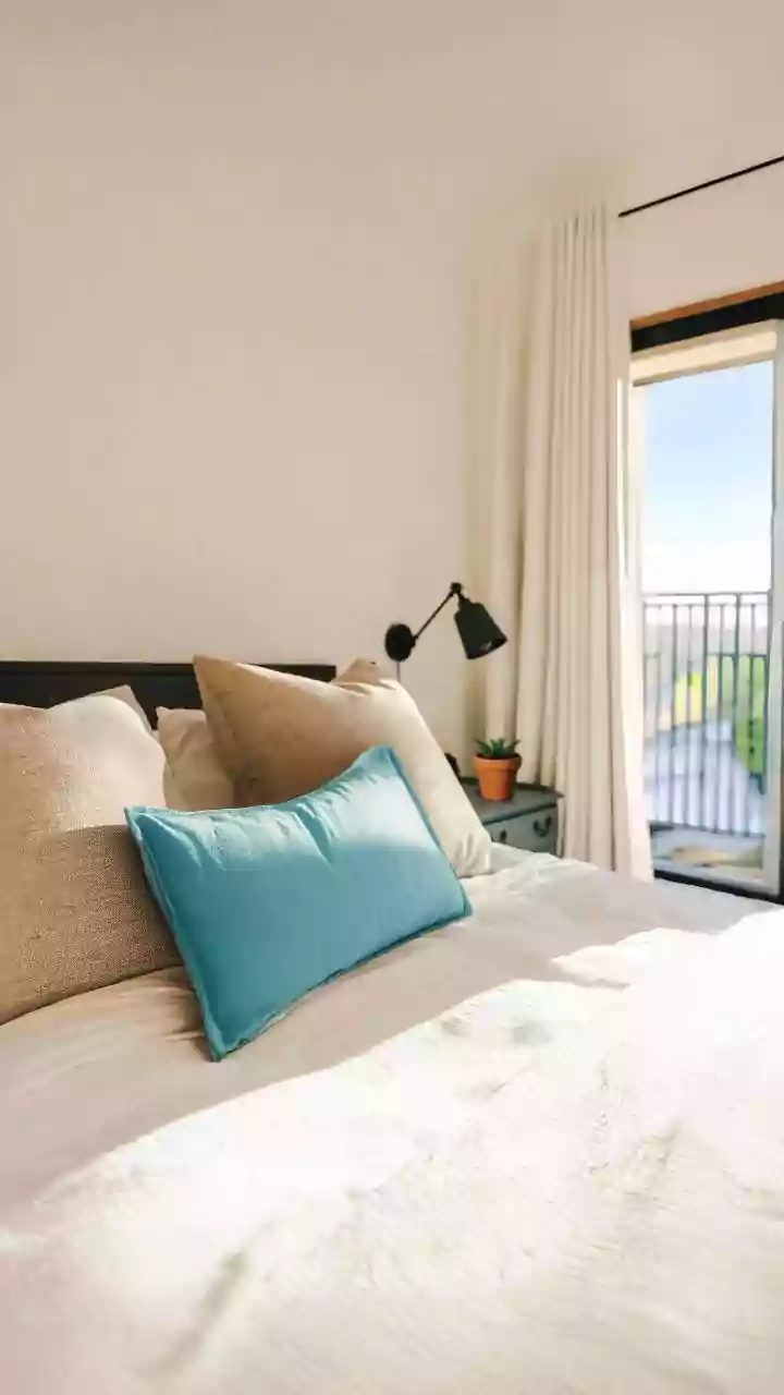 Small Bedroom Furniture Layouts: Making More Of Natural Light