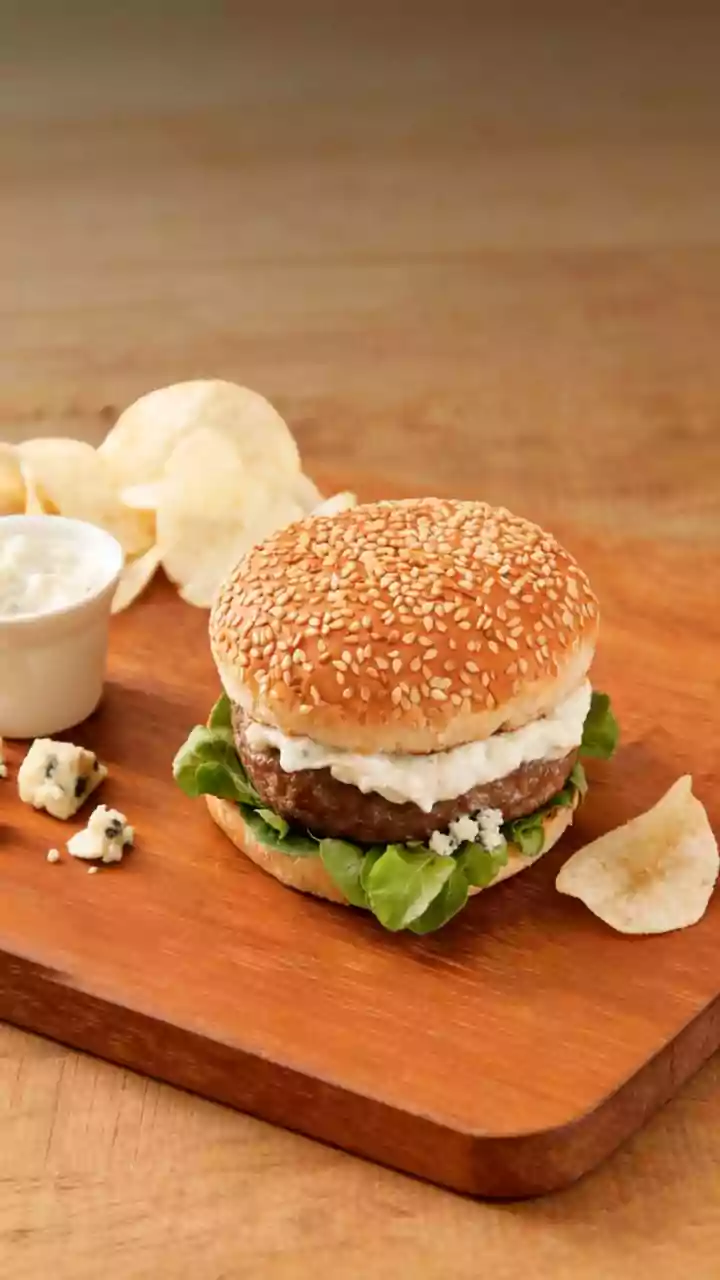 Hambúrguer com molho de iogurte e queijo azul para incluir na dieta