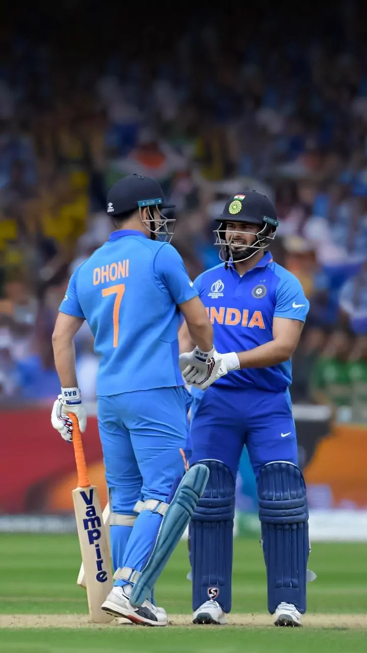 [WATCH] 'Hookah pee ke aa raha hoon' - MS Dhoni's candid remark to Rishabh Pant goes viral