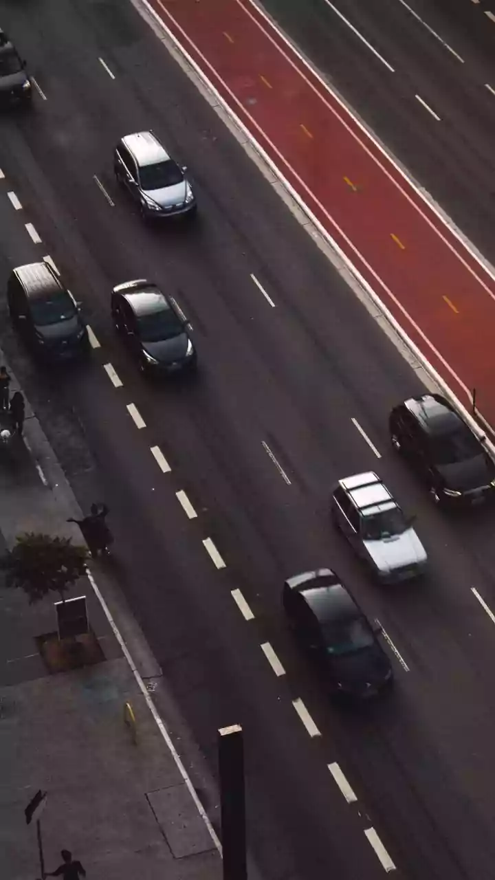 Dirigir devagar demais também é infração de trânsito e coloca outros motoristas em risco