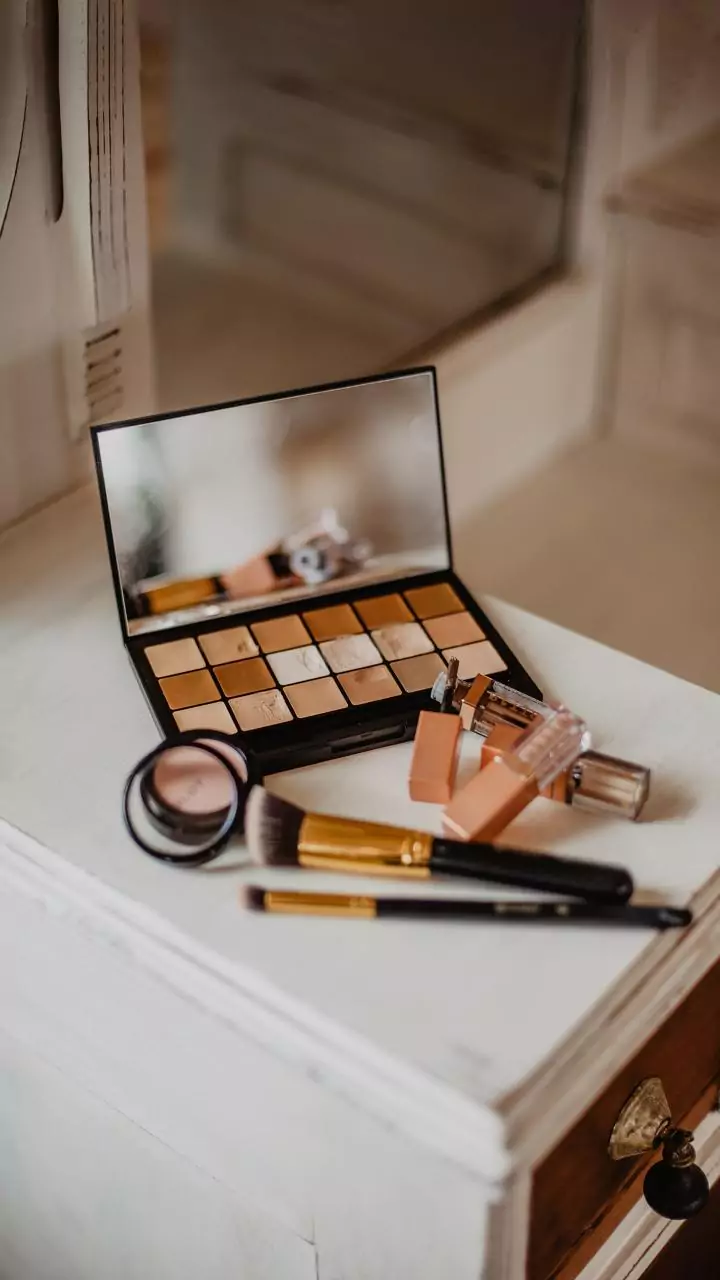 Dewy glow or matte base—which makeup actually survives heat longer?