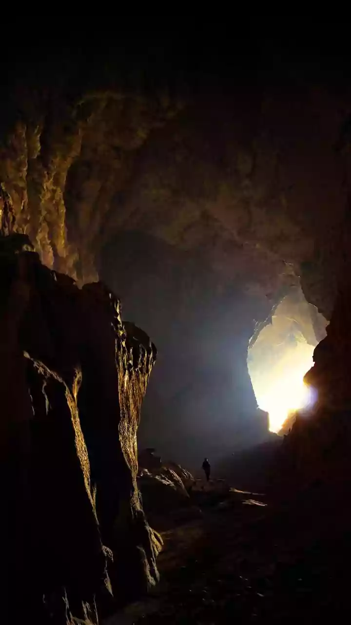 Laos: presos em caverna por 7 dias, resgatados tranquilizam famílias
