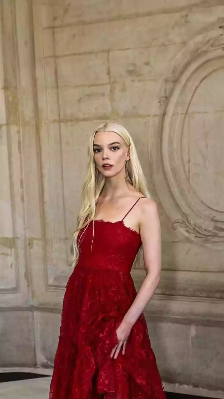 ELLE's Golden Globes 2026: A Fashion Retrospective