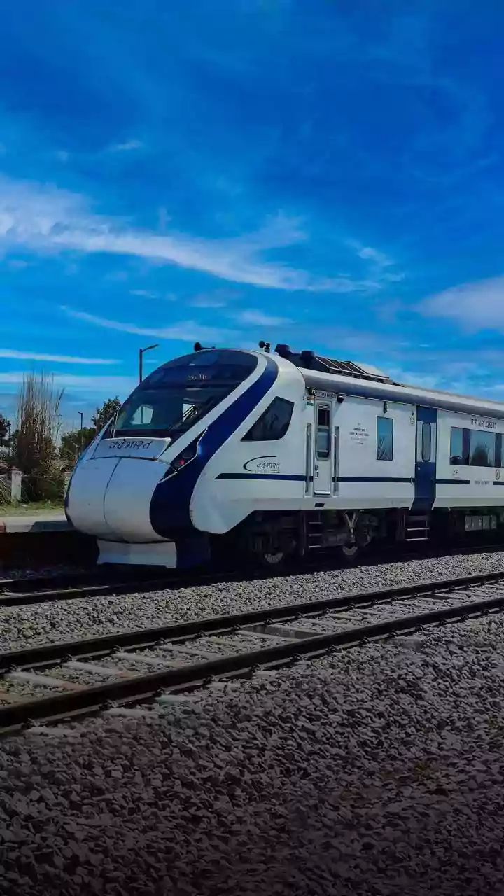 Food Packed in Plastic, Yet Served Hot to Passengers: Delhi-Bound Vande Bharat Staff Admits on Camera