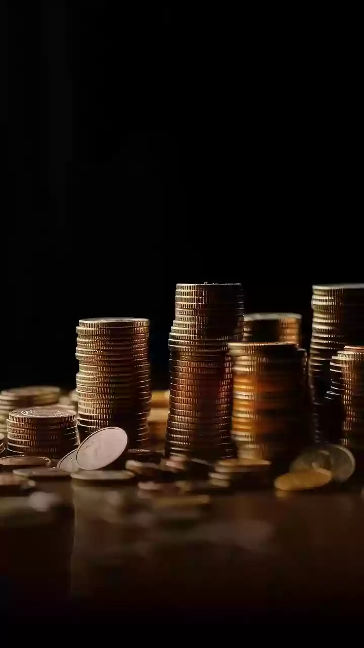 Gold Rises Amid US Shutdown Fears, Rate Cut Hopes