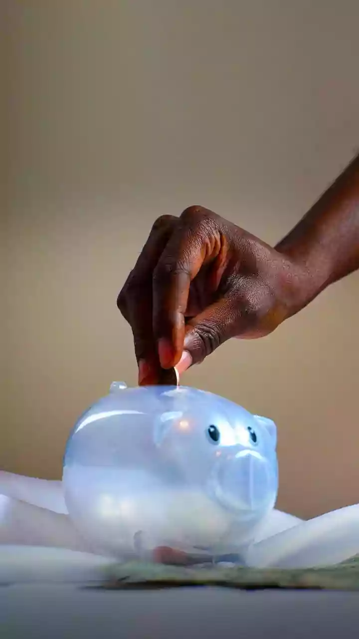 'Stop Spending At Bars..Save As Much Money As Possible': IT Employees Advised Amid 1 Lakh Tech Job Cuts