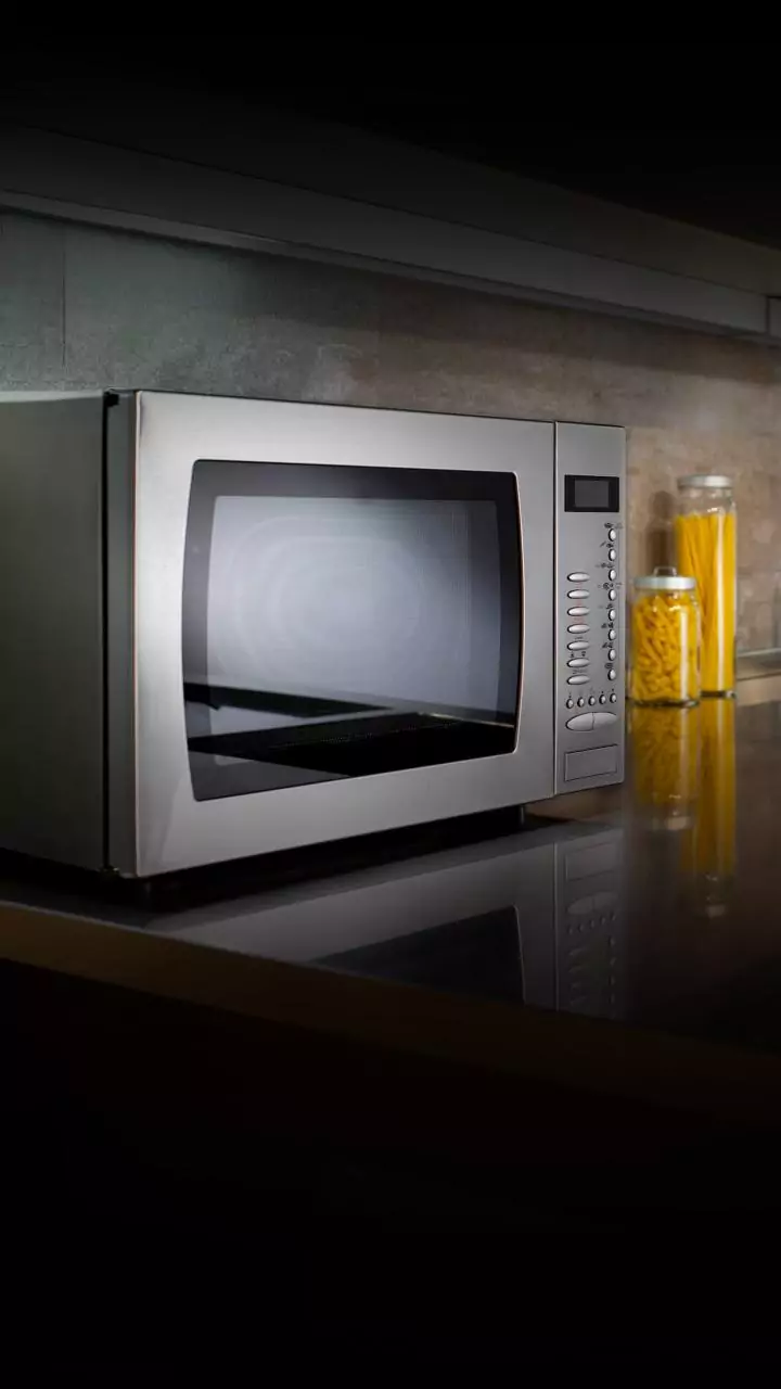 Limpe o micro-ondas sem usar esponja ou esforço, um método fácil que pode ser feito com ingredientes da própria cozinha