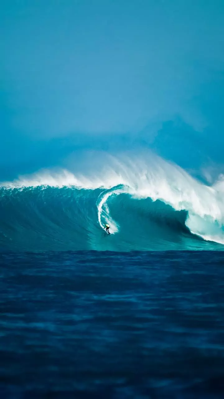 Brasileira quebra recorde de maior onda surfada por uma mulher no país