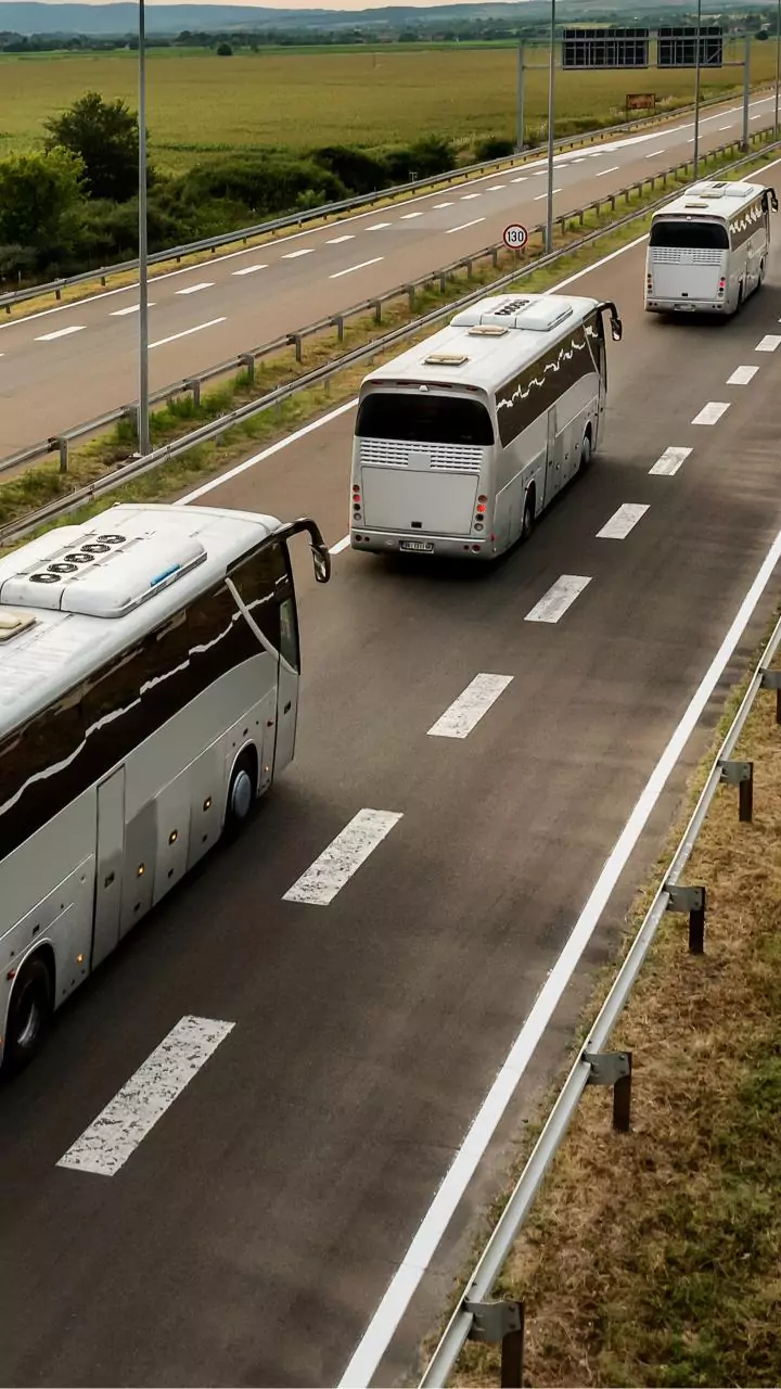 6 killed, 21 injured as bus overturns on Lucknow-Agra Expressway