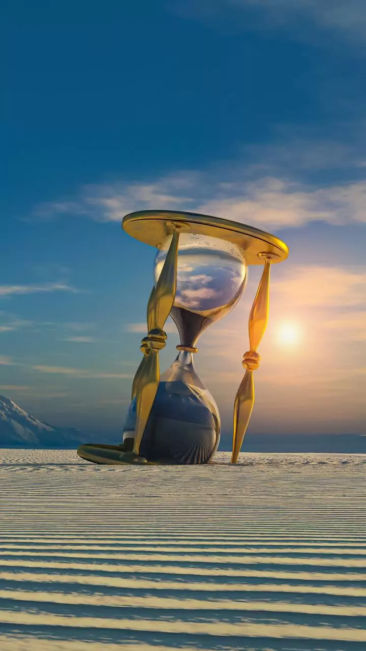 Hourly guide – morning clarity, evening ease.