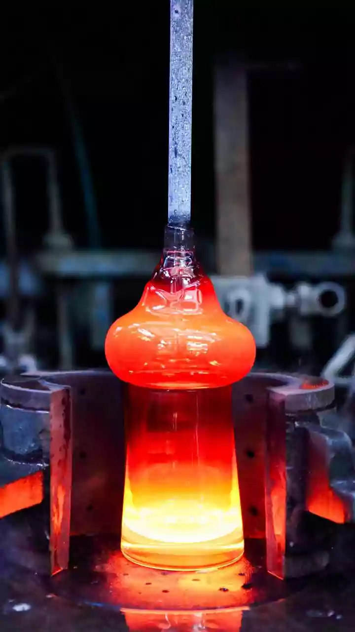 Thermo-Responsive Glass Coatings Reduce Indoor Heat Gain And Lower Air Conditioning Use