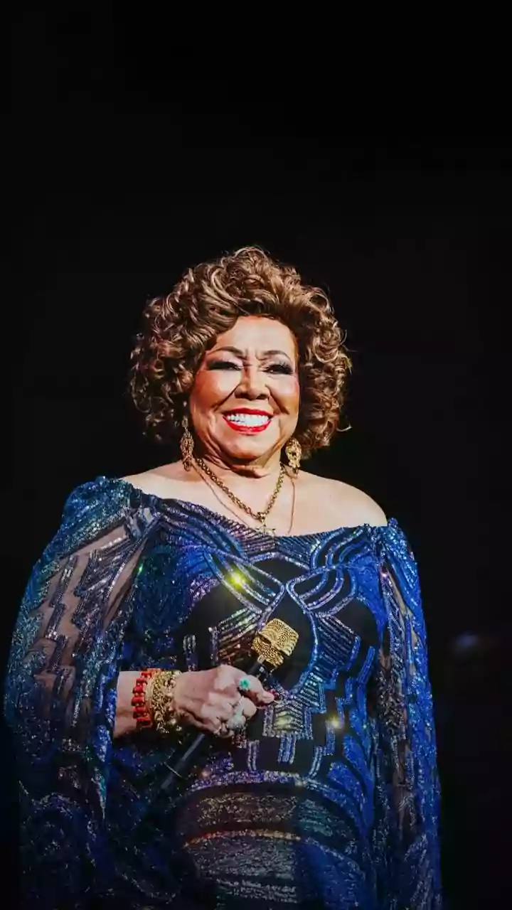 Belo e Alcione se atrapalham ao cantar hino em amistoso da Seleção: 'Vergonha'