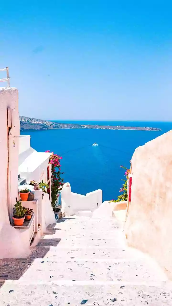 Effortless Santorini Style: 14 Chic & Practical Outfit Tips from Locals