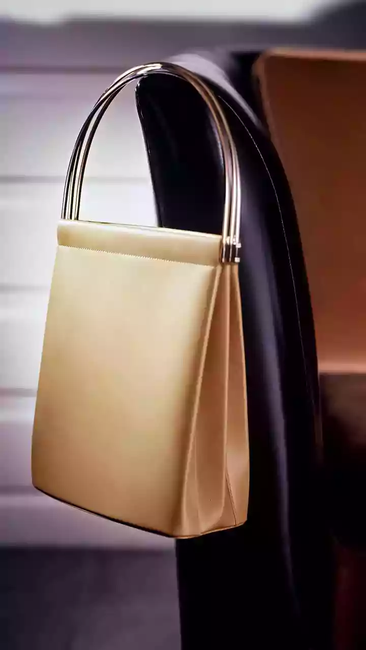 The Classic Style Looks Modern When Accessories Stay Minimal and Intentional