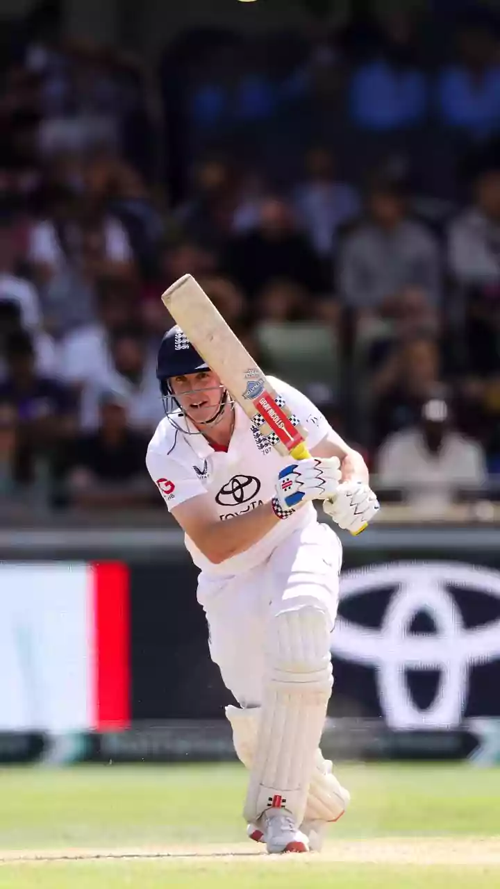 Listing fastest batters to complete 3000 Test runs (by balls)