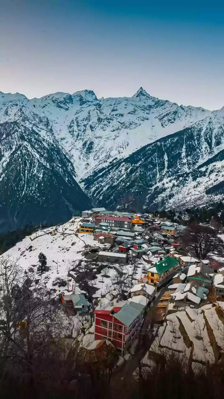 "We are hoping to see snowfall," tourists throng Manali ahead of New Year 2026