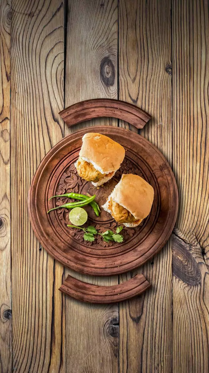 Eatery replaces Gujarati signboard with Marathi after MNS raises objection