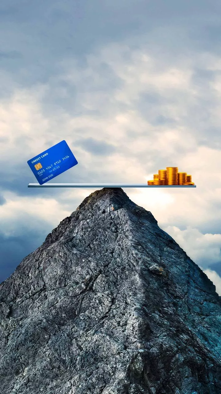 Managing Your Monthly Expenses: How the Right Credit Card Can Help Your Budget