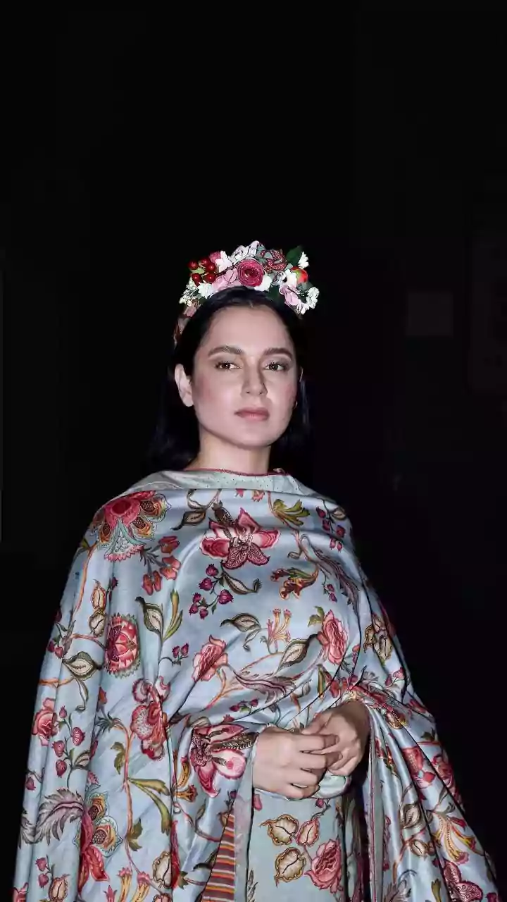 How to wear stoles like a celebrity