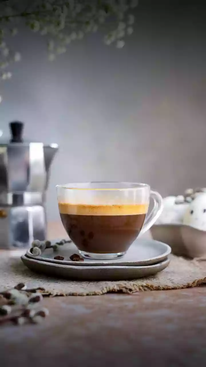 Baristas revelam erro comum ao beber água com café expresso