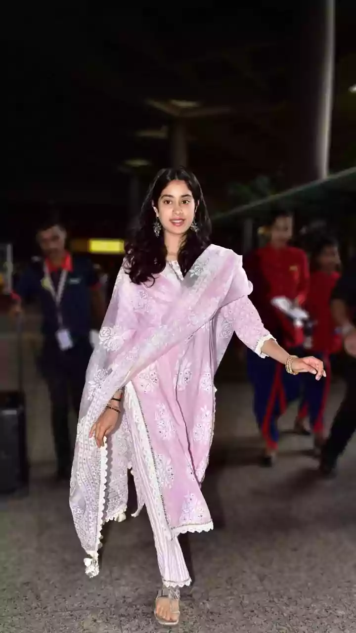 Janhvi Kapoor Masters The Art Of Low-Key Travel And We Are Taking Notes
