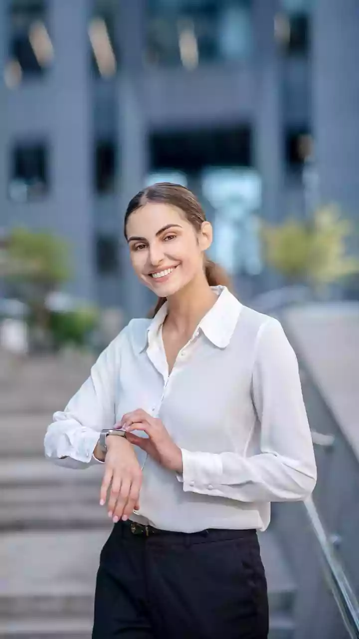 How Young Professionals Can Balance Daily Spending And Travel Savings Goals