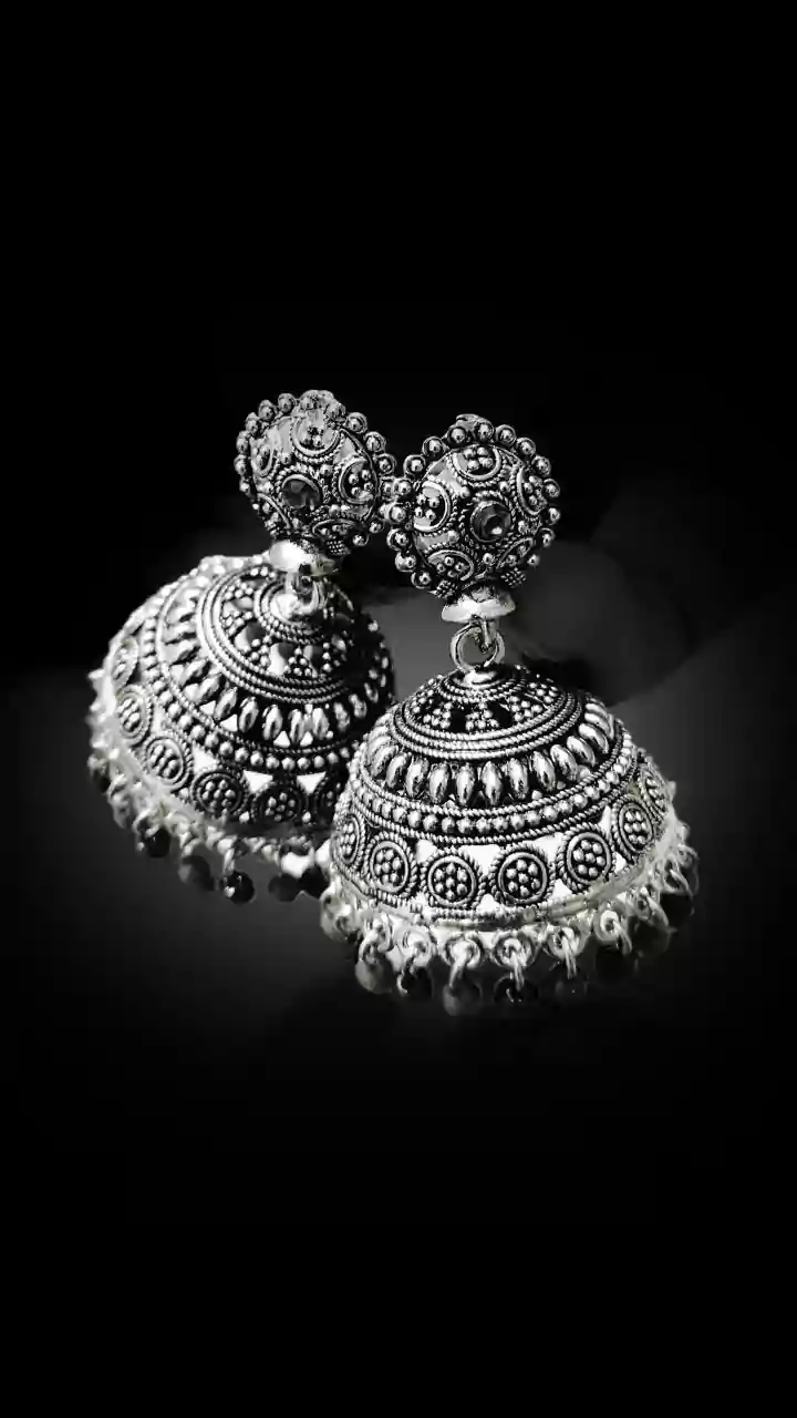 Silver Futures Climb to Rs 1,12,683/kg
