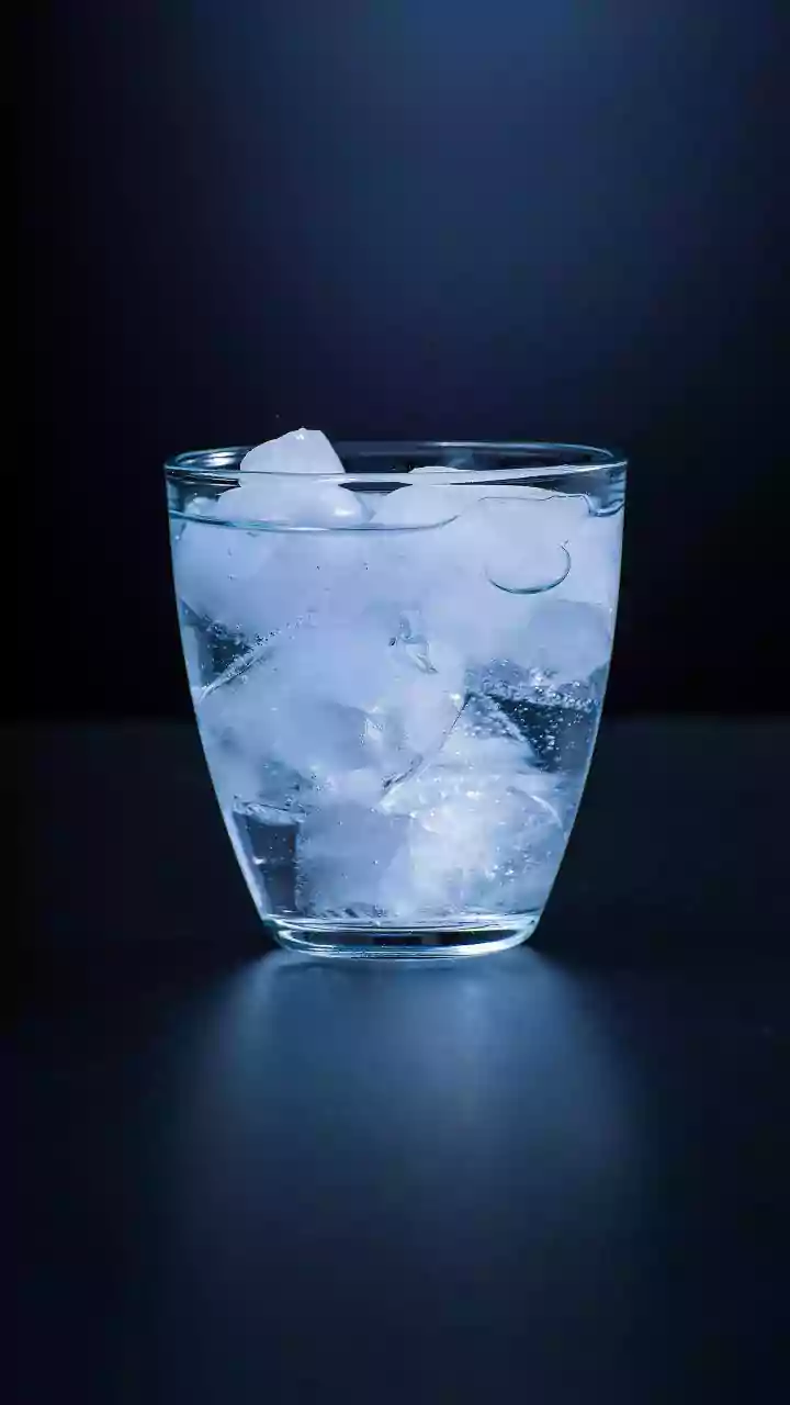 Água com gás hidrata igual à água comum?