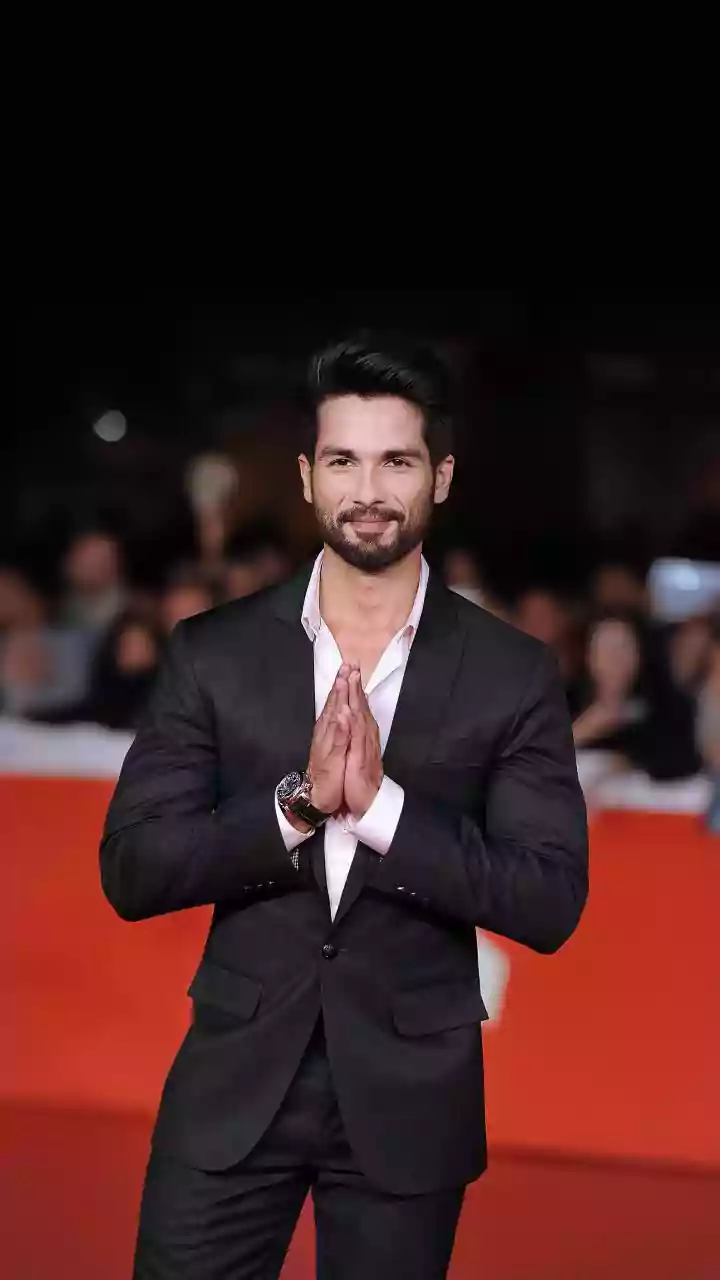 Shahid Kapoor Stops To Click Selfie With Fan At Mumbai Airport, Internet Calls Him ‘Real Hero’