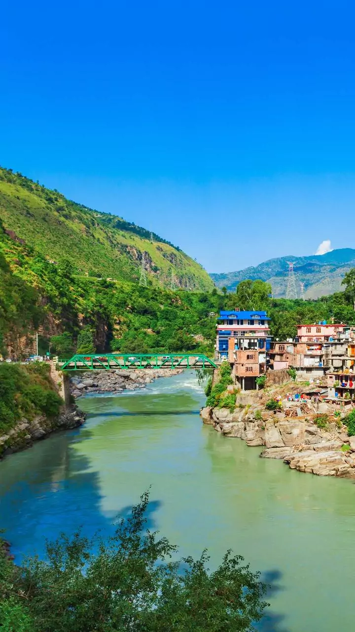 J-K: DM Rajouri wades into chilling Darhali river to remove garbage